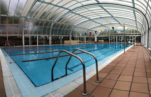 La piscina municipal amplia l'horari fins les 10 de la nit