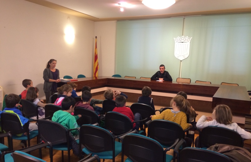 Els nens i nenes de P5 de l'IE Sant Jordi visiten l'Ajuntament