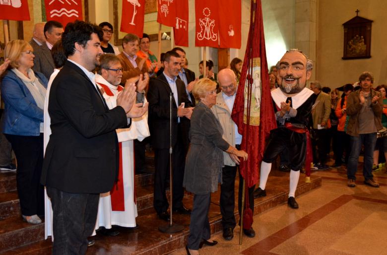 Lliurament estendard al barri del pi