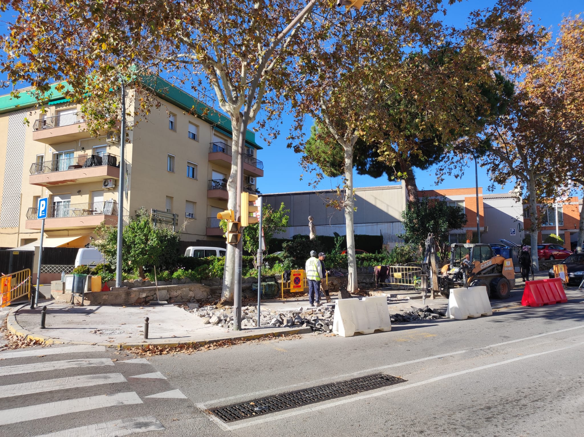 Comencen els treballs per la instal·lació d'una marquesina a la parada del bus del barri del Pi 